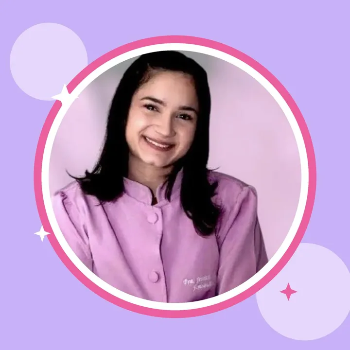 Jéssica Marques sorrindo, de jaleco lilás